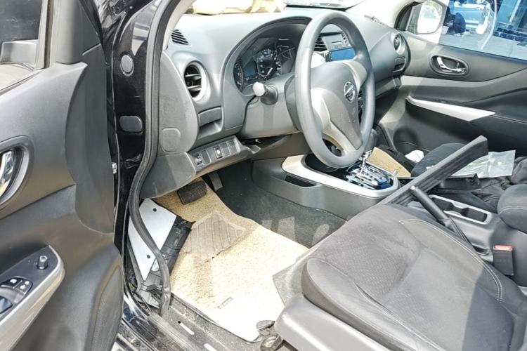 Used Nissan Navara 2017 2.5L Automatic 2WD Luxury Edition QR25 Driver Seat