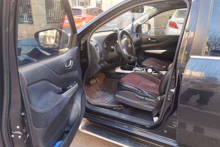 Used Nissan Navara 2017 2.5L Automatic 4x4 Luxury Edition QR25 Driver Seat