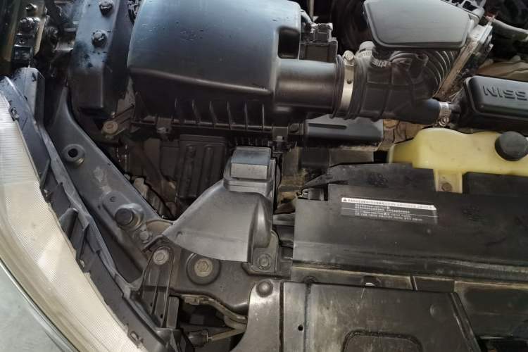 Used Nissan Navara 2017 2.5L Automatic 4x4 Luxury Edition QR25 Engine Bay Right