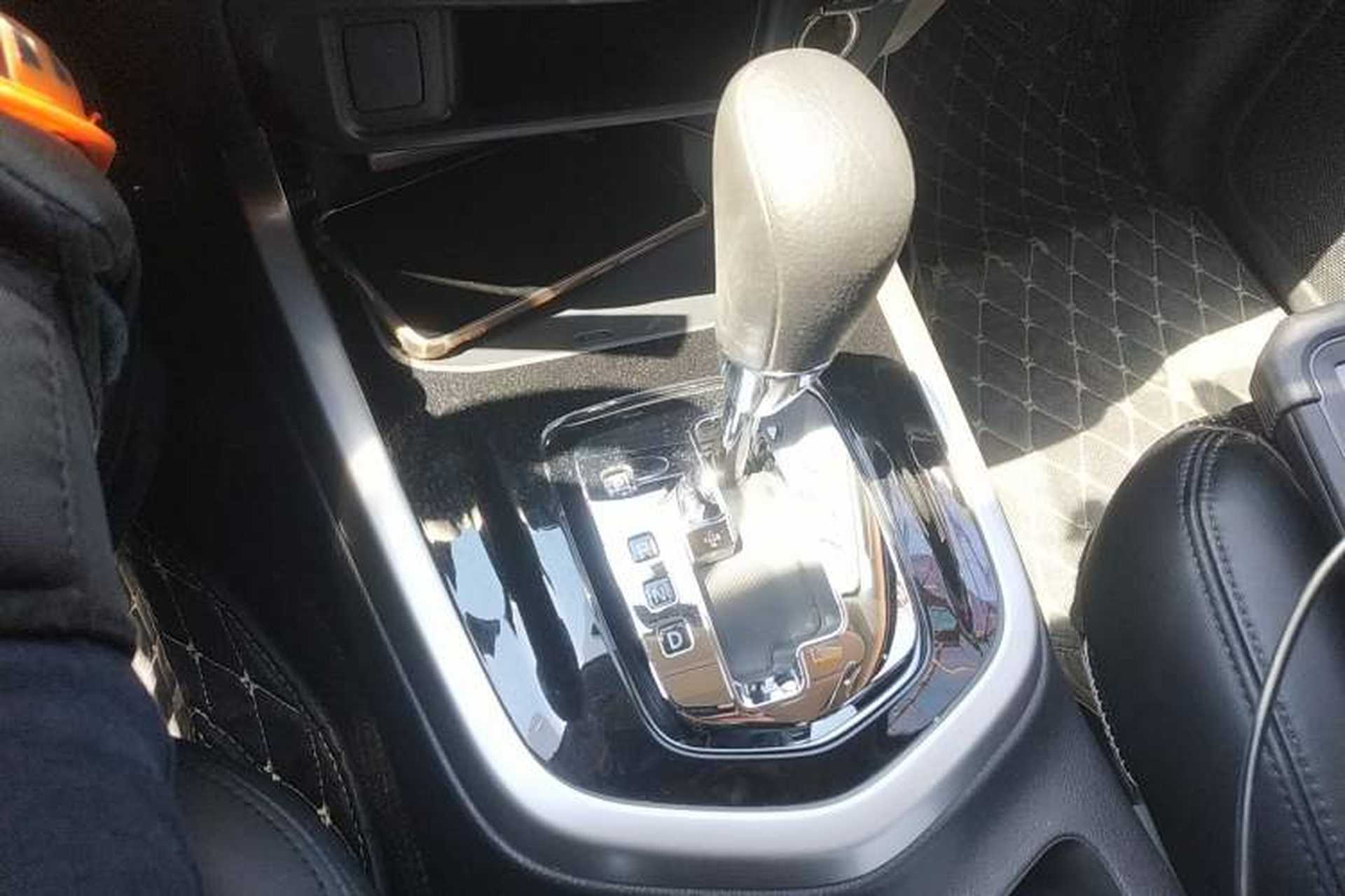 Used Nissan Navara 2017 2.5L Automatic 2WD Luxury Edition QR25 Gear Lever