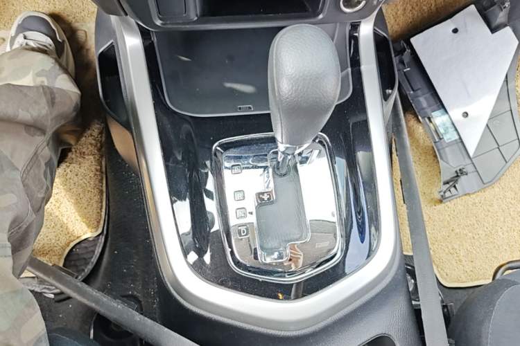 Used Nissan Navara 2017 2.5L Automatic 2WD Luxury Edition QR25 Gear Lever