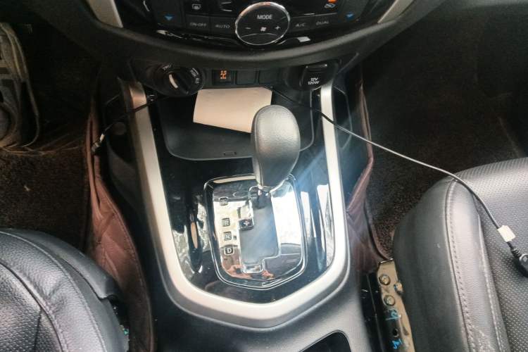 Used Nissan Navara 2017 2.5L Automatic 4x4 Luxury Edition QR25 Gear Lever