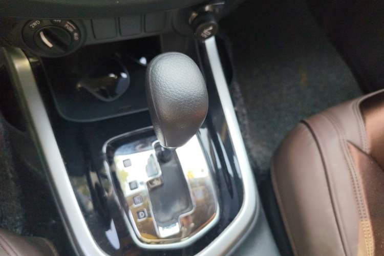 Used Nissan Navara 2017 2.5L Automatic 4x4 Luxury Edition QR25 Gear Lever