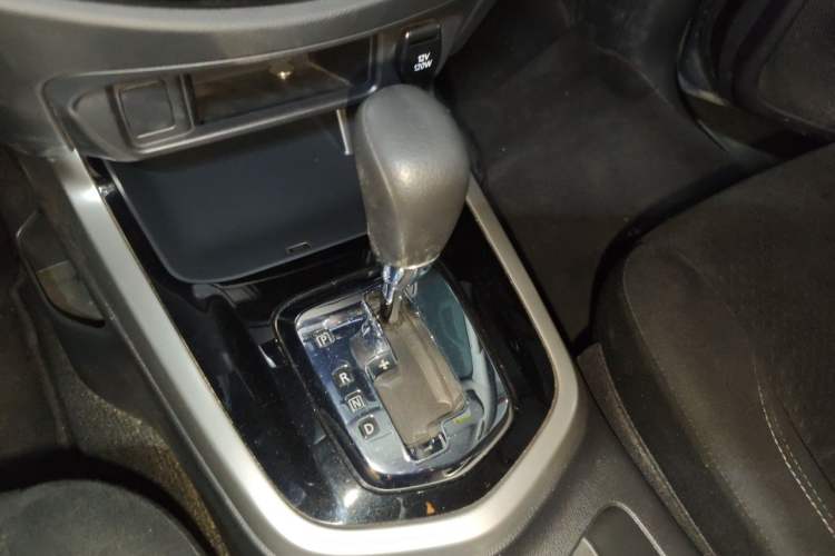 Used Nissan Navara 2017 2.5L Automatic 2WD Luxury Edition QR25 Gear Lever