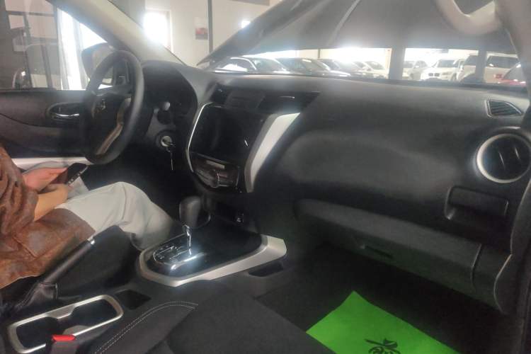 Used Nissan Navara 2017 2.5L Automatic 2WD Luxury Edition QR25 Interior 1