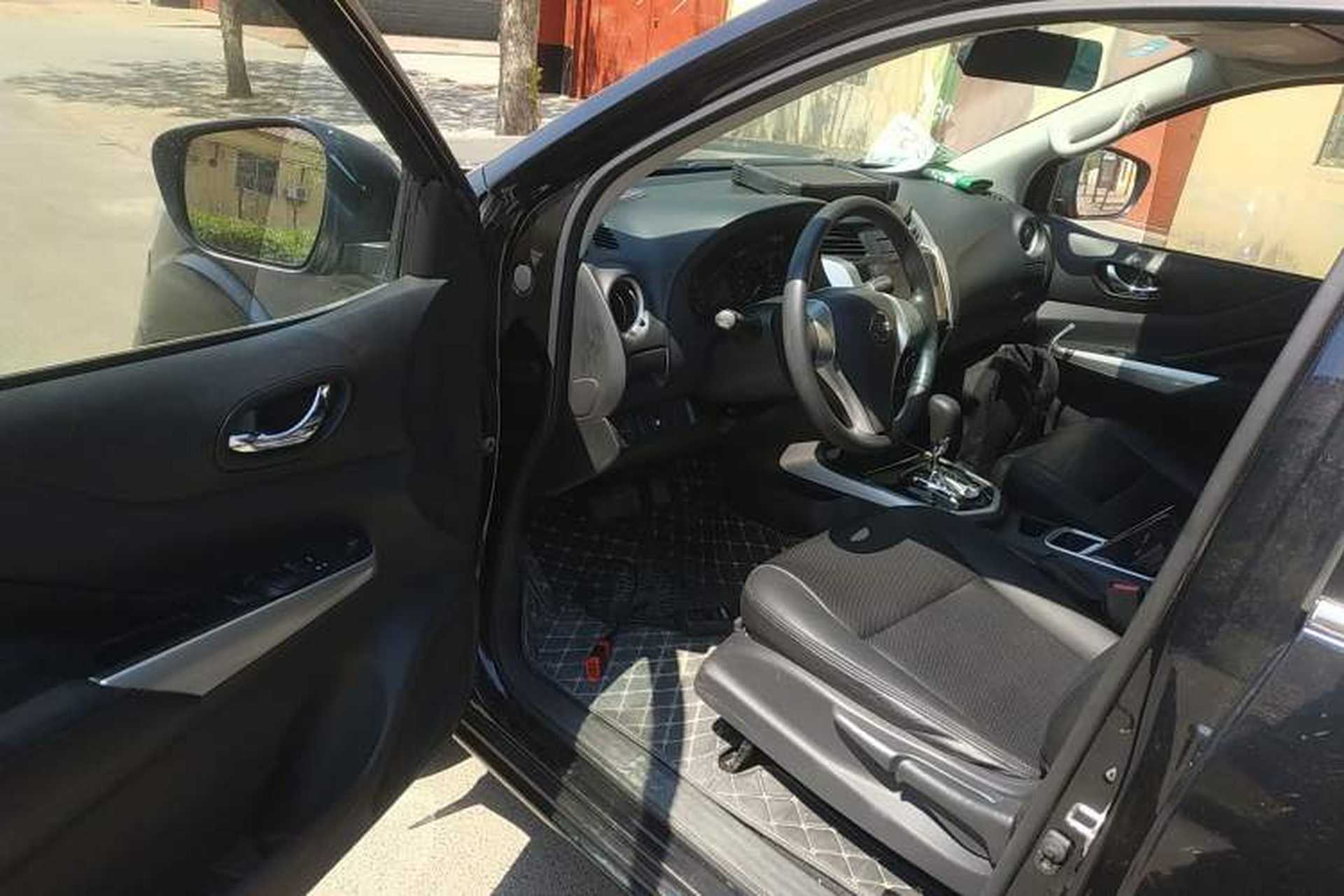Used Nissan Navara 2017 2.5L Automatic 2WD Luxury Edition QR25 Interior 3