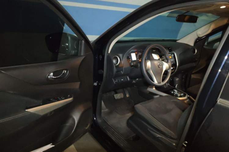 Used Nissan Navara 2017 2.5L Automatic 2WD Luxury Edition QR25 Interior 3