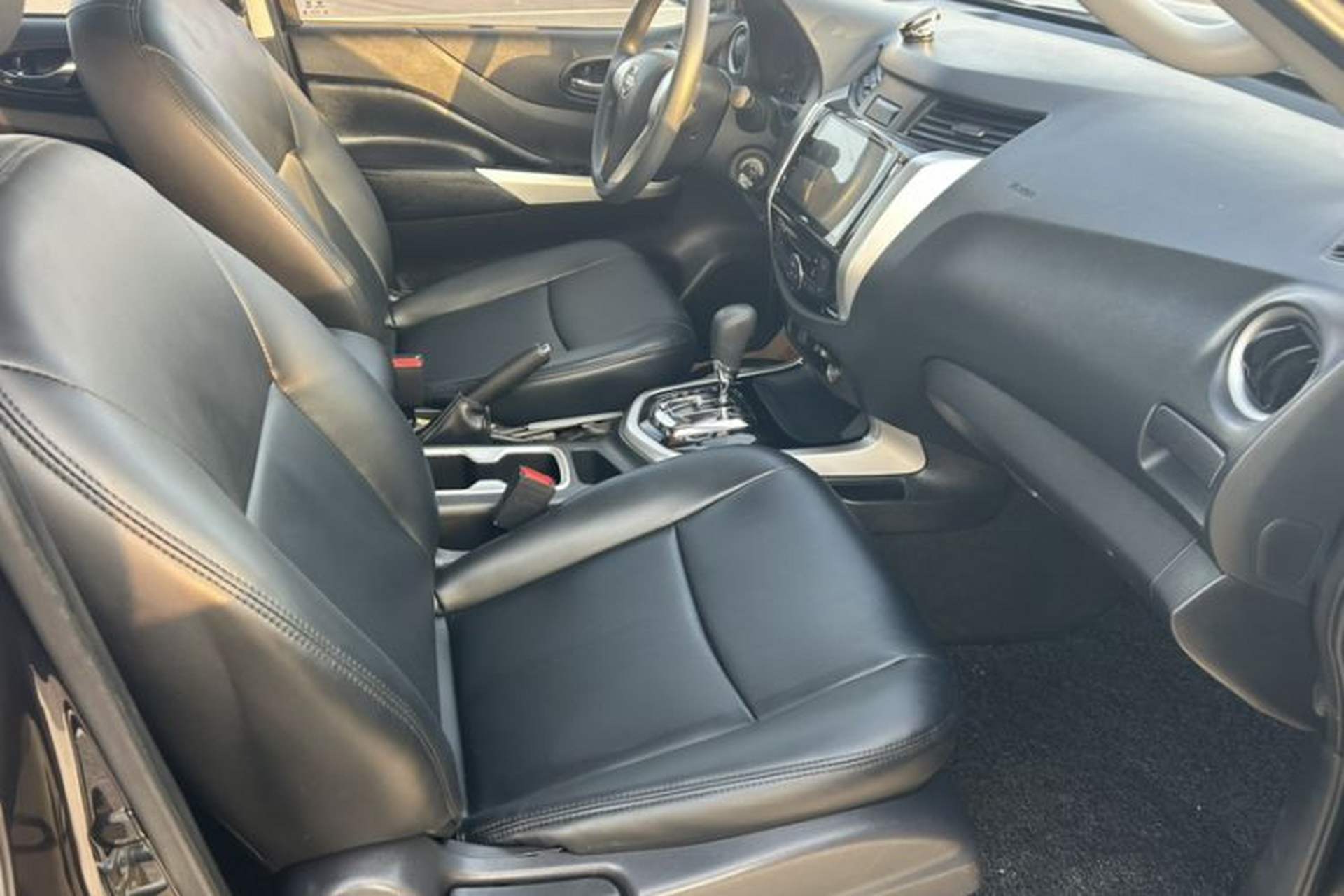 Used Nissan Navara 2017 2.5L Automatic 2WD Luxury Edition QR25 Interior 4
