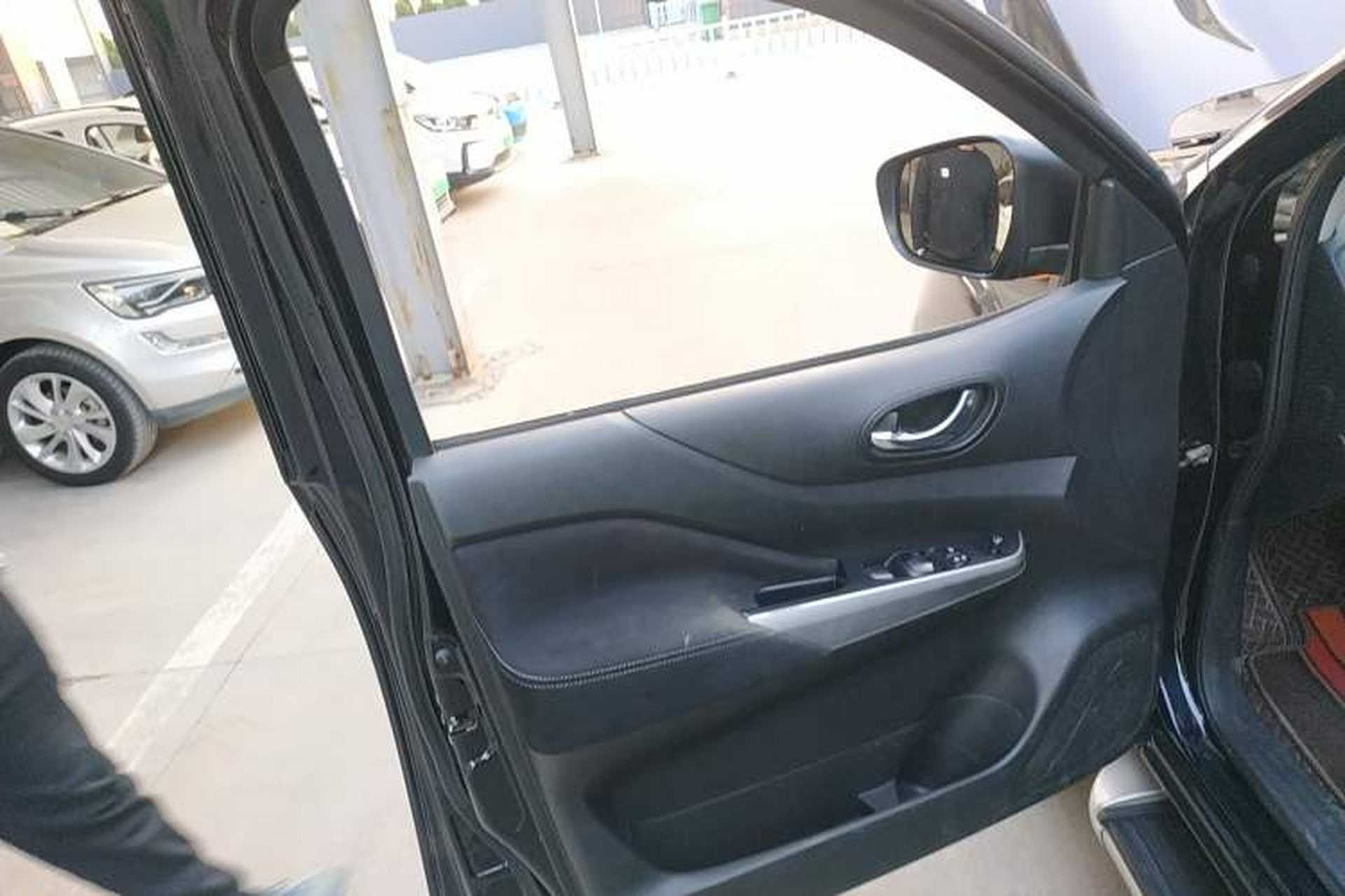 Used Nissan Navara 2017 2.5L Automatic 2WD Luxury Edition QR25 Interior 7