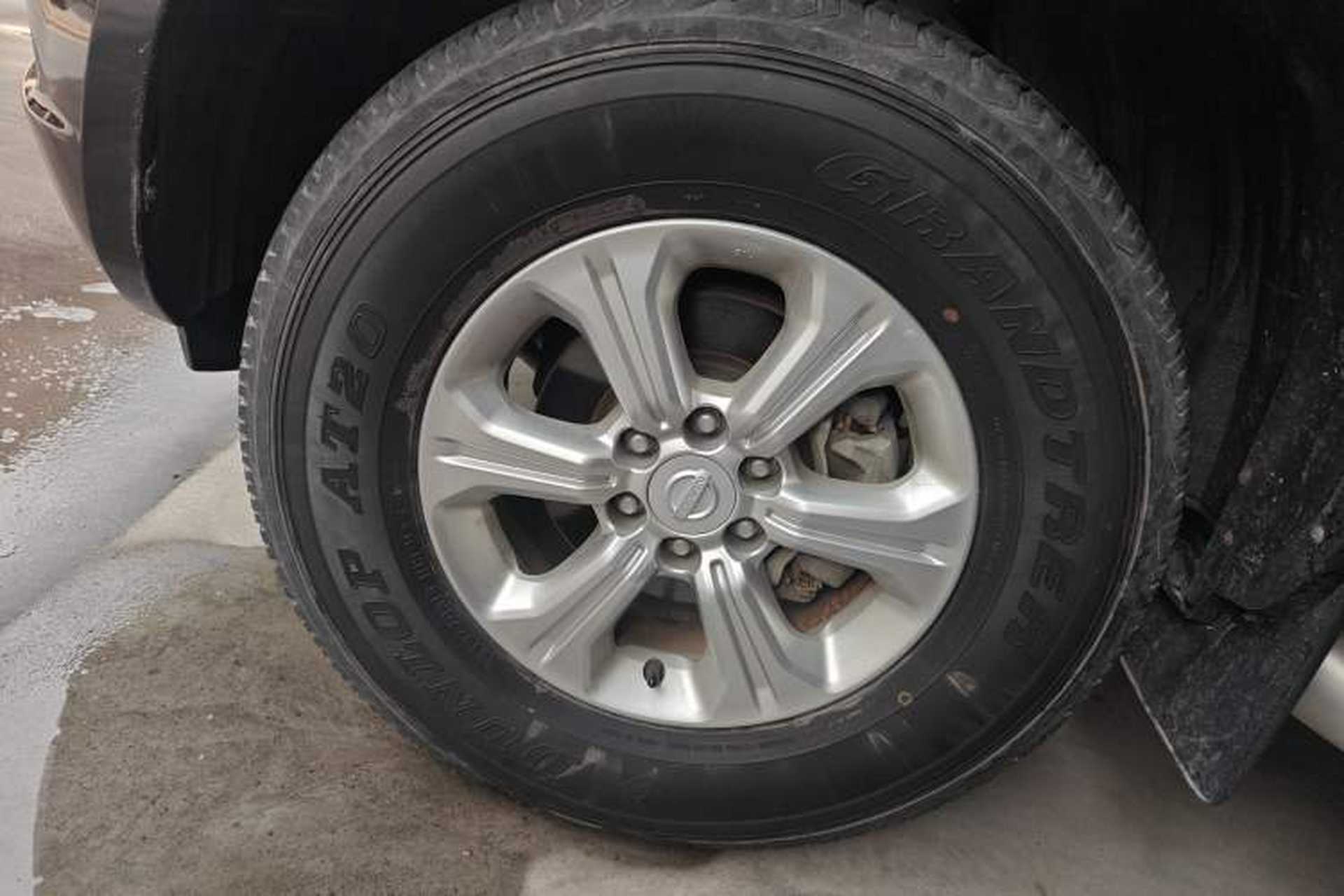 Used Nissan Navara 2017 2.5L Automatic 2WD Luxury Edition QR25 Left Front Wheel Hub