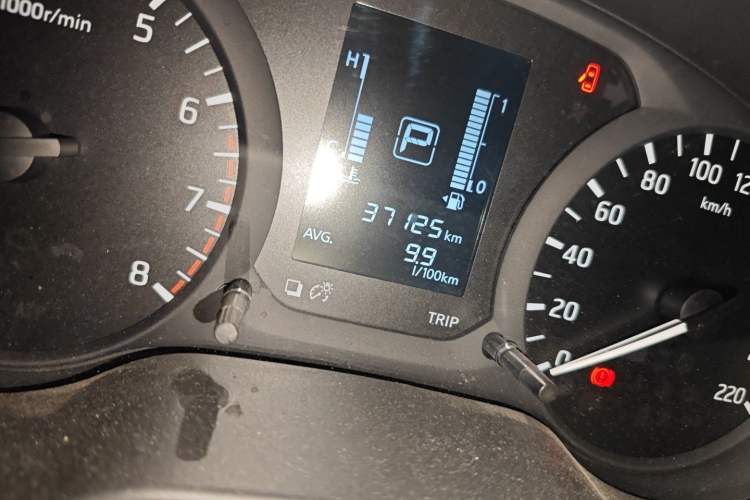 Used Nissan Navara 2017 2.5L Automatic 2WD Luxury Edition QR25 Odometer Close Up