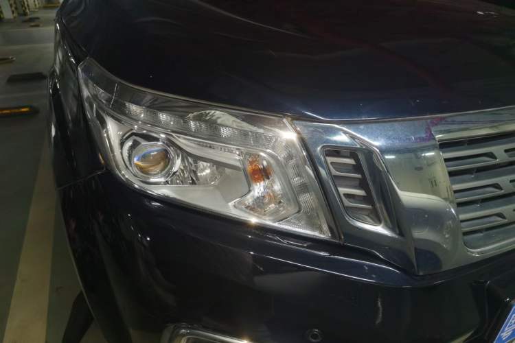 Used Nissan Navara 2017 2.5L Automatic 4x4 Luxury Edition QR25 Right Front Headlight