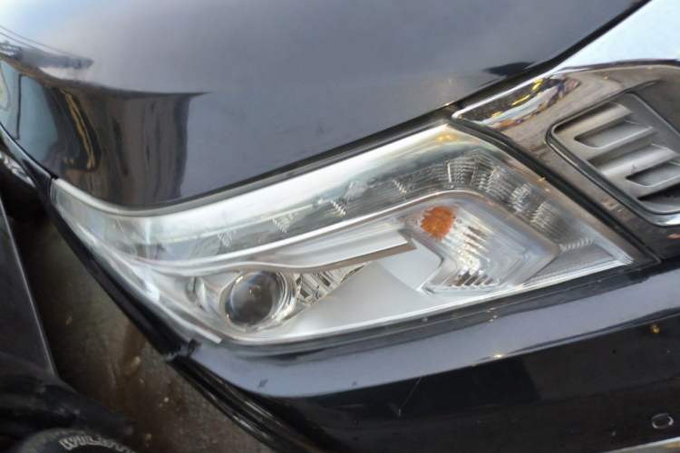 Used Nissan Navara 2017 2.5L Automatic 4x4 Luxury Edition QR25 Right Front Headlight