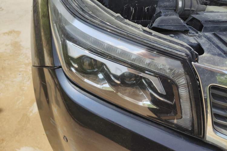 Used Nissan Navara 2017 2.5L Automatic 2WD Luxury Edition QR25 Right Front Headlight