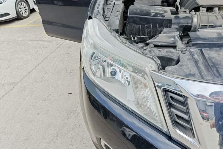 Used Nissan Navara 2017 2.5L Automatic 2WD Luxury Edition QR25 Right Front Headlight