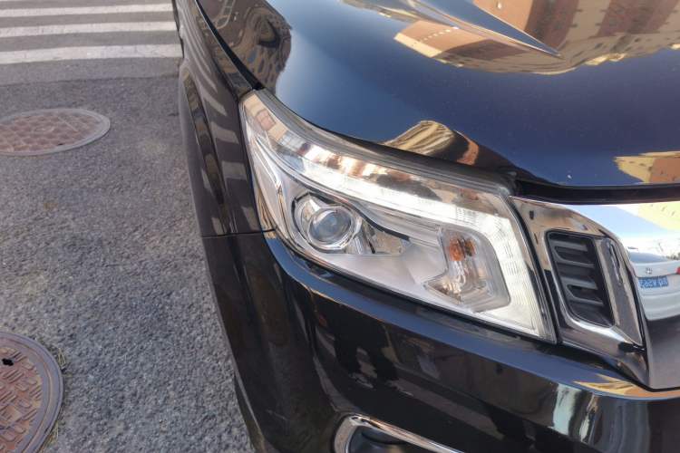 Used Nissan Navara 2017 2.5L Automatic 4x4 Luxury Edition QR25 Right Front Headlight