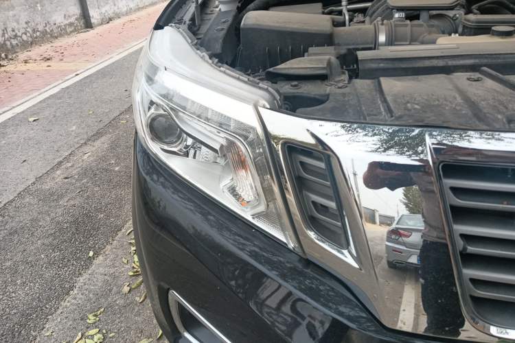 Used Nissan Navara 2017 2.5L Automatic 4x4 Luxury Edition QR25 Right Front Headlight