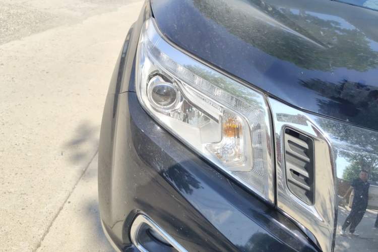 Used Nissan Navara 2017 2.5L Automatic 4x4 Luxury Edition QR25 Right Front Headlight