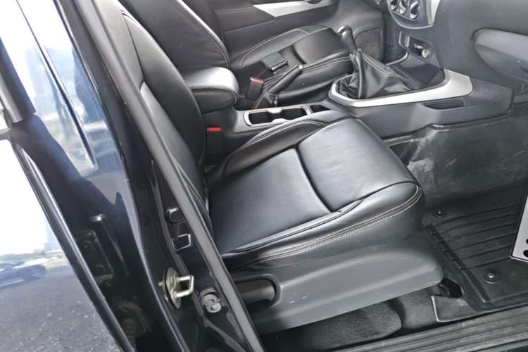 Used Nissan Navara 2017 2.5L Manual Two-Wheel Drive Standard Edition QR25 Right Front Seat