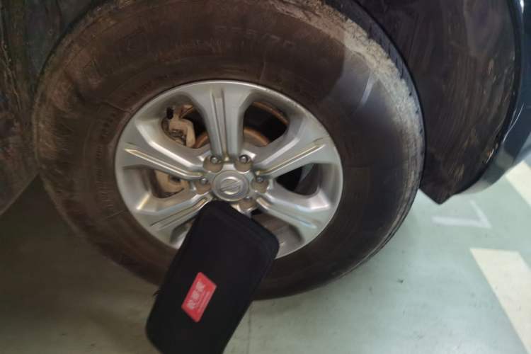 Used Nissan Navara 2017 2.5L Automatic 4x4 Luxury Edition QR25 Right Front Wheel Hub
