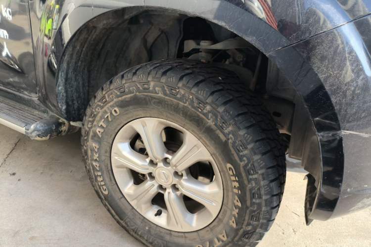 Used Nissan Navara 2017 2.5L Automatic 4x4 Luxury Edition QR25 Right Front Wheel Hub