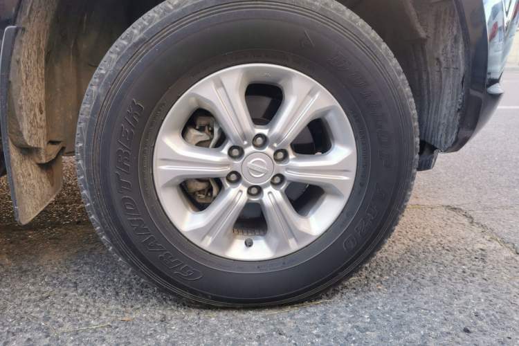 Used Nissan Navara 2017 2.5L Automatic 4x4 Luxury Edition QR25 Right Front Wheel Hub
