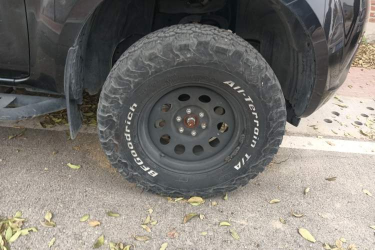 Used Nissan Navara 2017 2.5L Automatic 4x4 Luxury Edition QR25 Right Front Wheel Hub