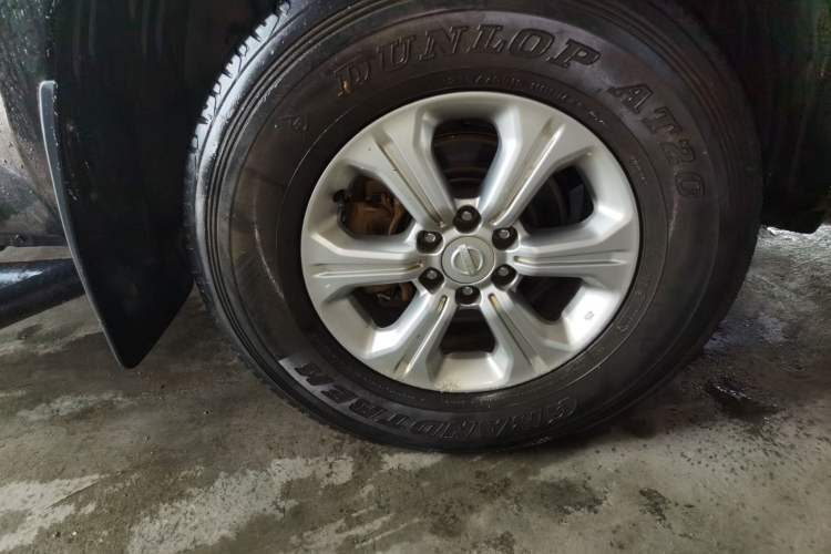 Used Nissan Navara 2017 2.5L Automatic 4x4 Luxury Edition QR25 Right Front Wheel Hub