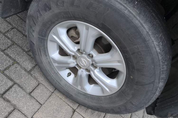 Used Nissan Navara 2017 2.5L Automatic 2WD Luxury Edition QR25 Right Front Wheel Hub