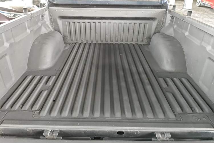 Used Nissan Navara 2017 2.5L Manual Two-Wheel Drive Standard Edition QR25 Trunk