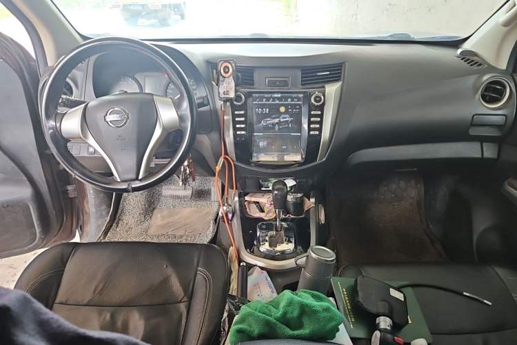 Used Nissan Navara 2017 2.5L Automatic 2WD Luxury Edition QR25 Center Console