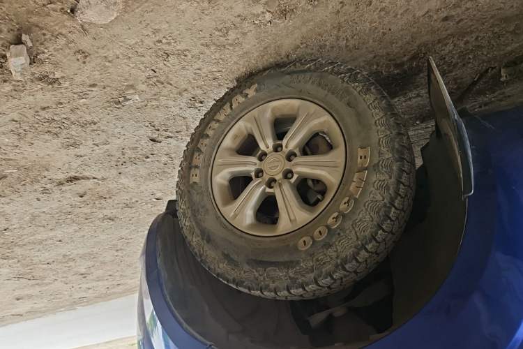 Used Nissan Navara 2017 2.5L Automatic 2WD Luxury Edition QR25 Right Front Wheel Hub