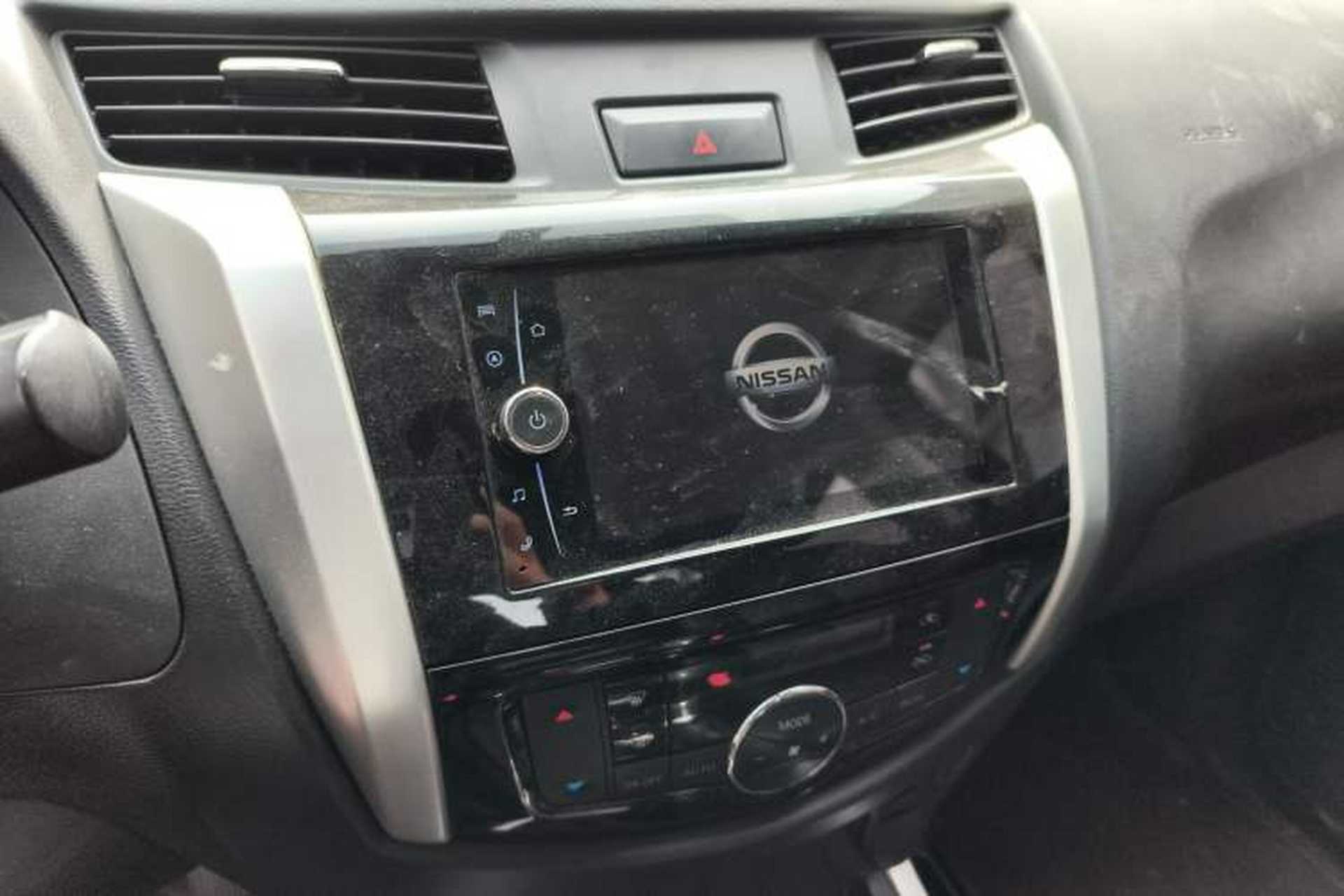 Used Nissan Navara 2017 2.5L Manual 4x4 Flagship Edition QR25 Audio And AC Panel