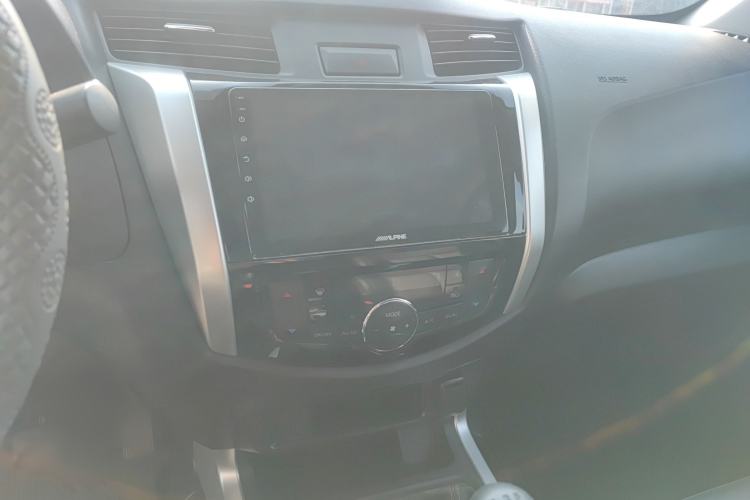 Used Nissan Navara 2017 2.5L Manual Two-Wheel Drive Flagship Version QR25 Audio And AC Panel