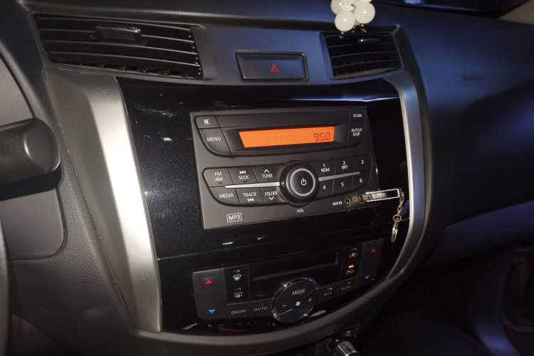 Used Nissan Navara 2017 2.5L Automatic 2WD Luxury Edition QR25 Audio And AC Panel