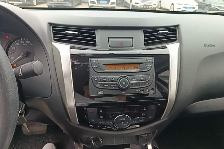 Used Nissan Navara 2017 2.5L Automatic 4x4 Luxury Edition QR25 Audio And AC Panel