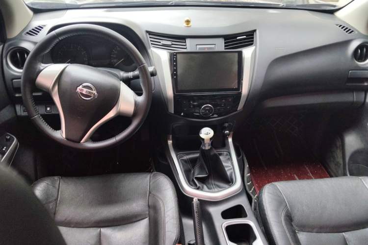 Used Nissan Navara 2017 2.5L Manual Two-Wheel Drive Flagship Version QR25 Center Console