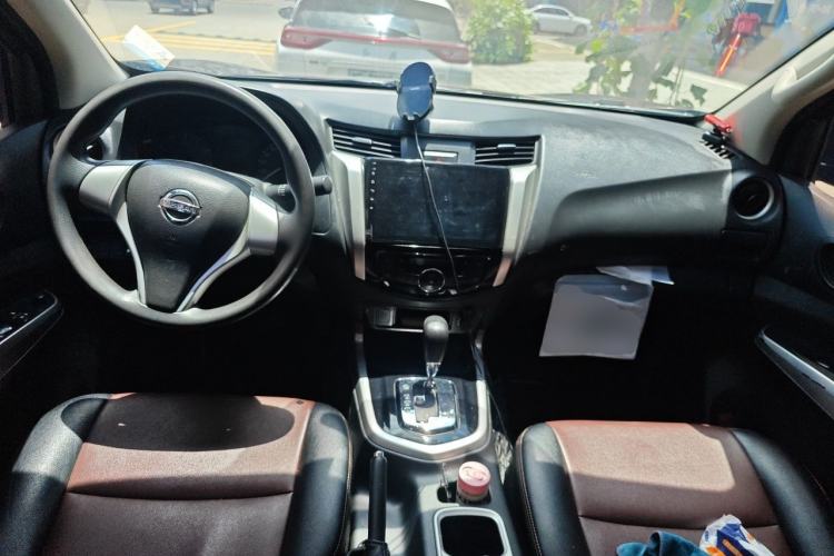 Used Nissan Navara 2017 2.5L Automatic 2WD Luxury Edition QR25 Center Console