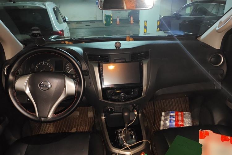 Used Nissan Navara 2017 2.5L Automatic 4x4 Luxury Edition QR25 Center Console