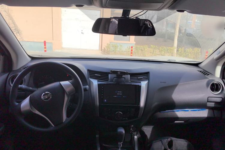 Used Nissan Navara 2017 2.5L Automatic 2WD Luxury Edition QR25 Center Console