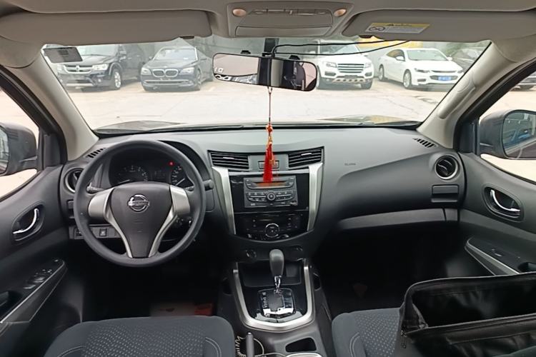 Used Nissan Navara 2017 2.5L Automatic 4x4 Luxury Edition QR25 Center Console