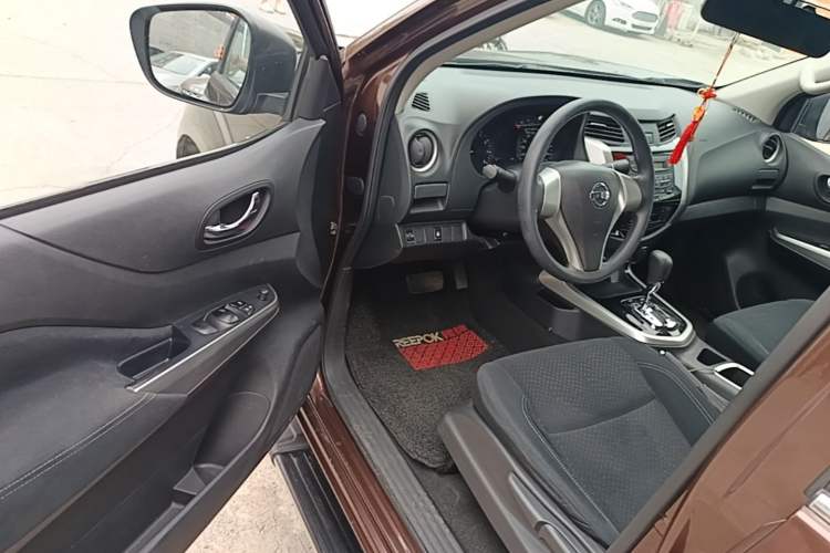 Used Nissan Navara 2017 2.5L Automatic 4x4 Luxury Edition QR25 Driver Seat