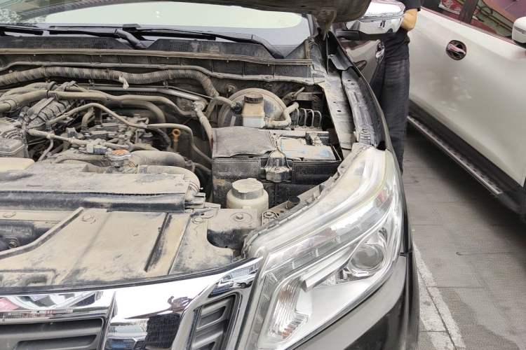 Used Nissan Navara 2017 2.5L Manual Two-Wheel Drive Flagship Version QR25 Engine Bay Left