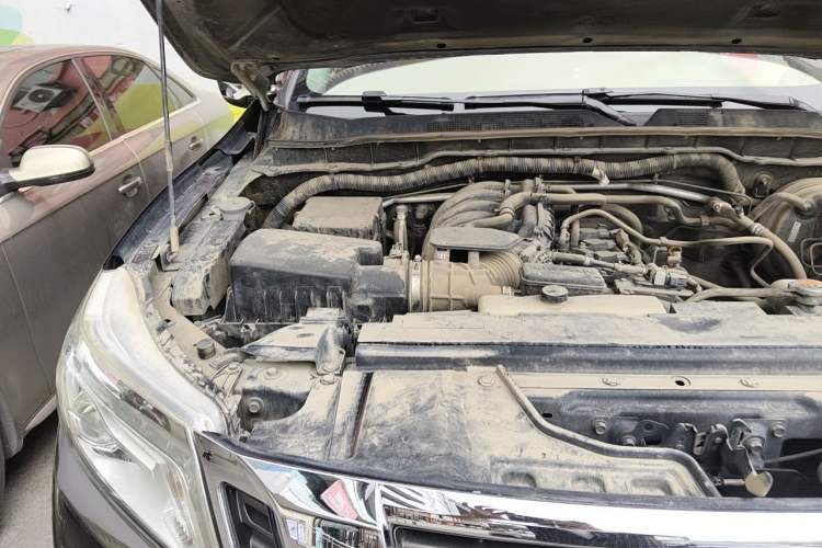 Used Nissan Navara 2017 2.5L Manual Two-Wheel Drive Flagship Version QR25 Engine Bay Right