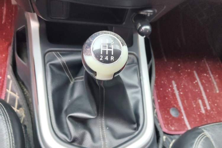 Used Nissan Navara 2017 2.5L Manual Two-Wheel Drive Flagship Version QR25 Gear Lever