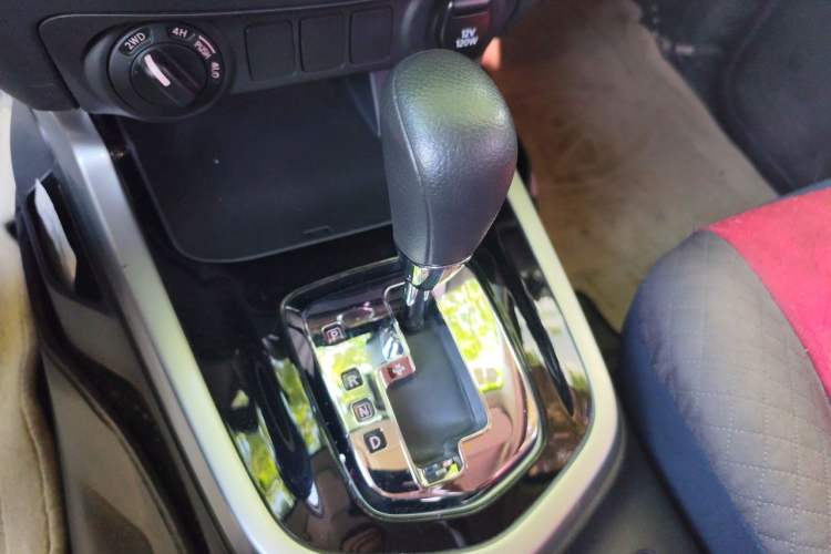 Used Nissan Navara 2017 2.5L Automatic 4x4 Luxury Edition QR25 Gear Lever