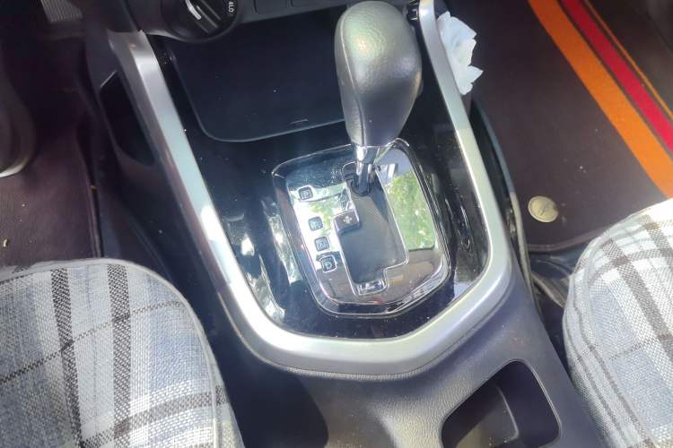 Used Nissan Navara 2017 2.5L Automatic 4x4 Luxury Edition QR25 Gear Lever
