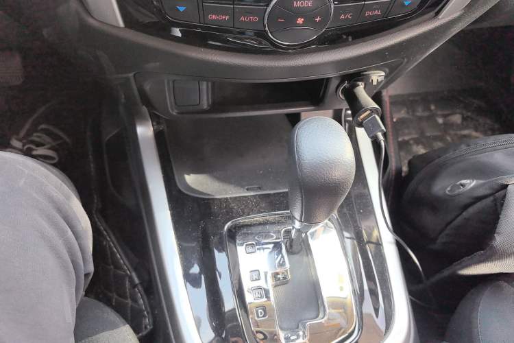 Used Nissan Navara 2017 2.5L Automatic 2WD Luxury Edition QR25 Gear Lever