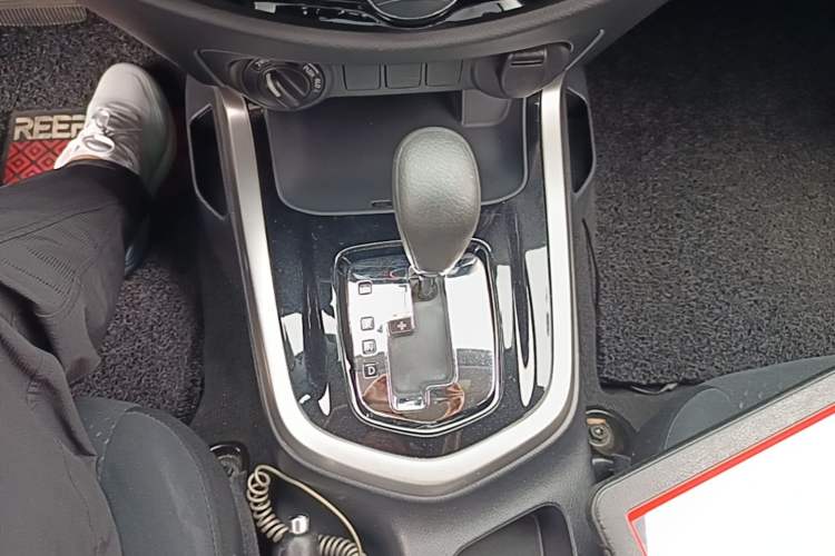 Used Nissan Navara 2017 2.5L Automatic 4x4 Luxury Edition QR25 Gear Lever