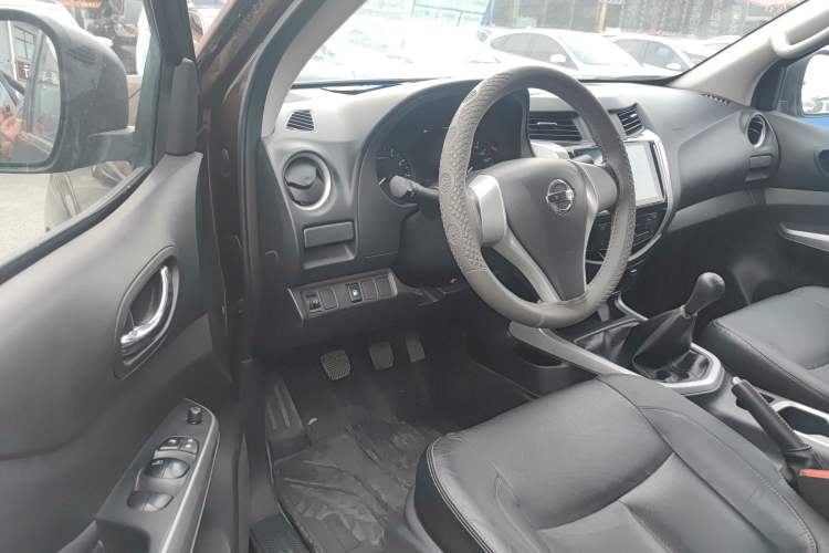 Used Nissan Navara 2017 2.5L Manual Two-Wheel Drive Flagship Version QR25 Interior 2